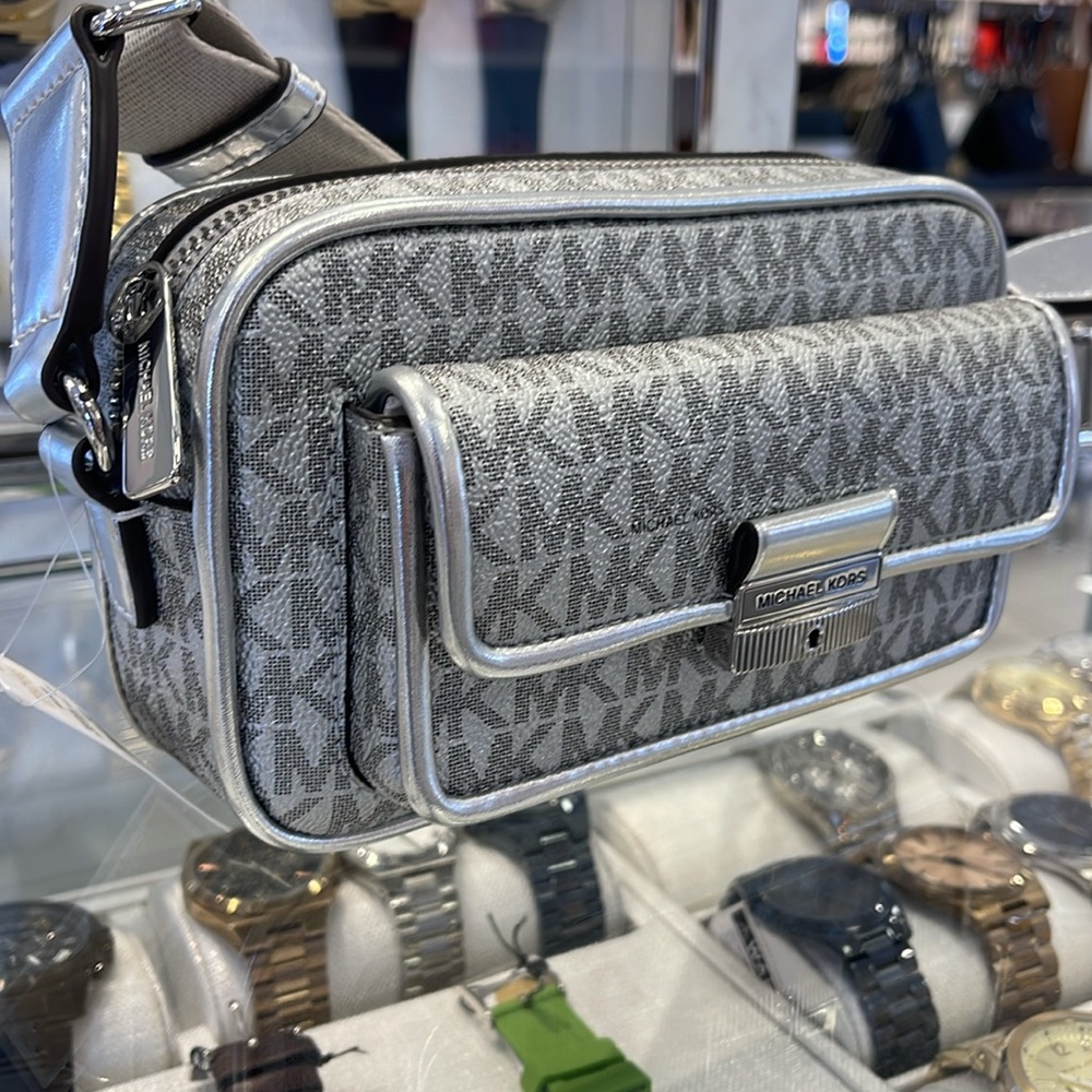 Michael Kors Bradshaw Extra-Sm Metallic Signature Logo Camera Crossbody
Silver - Picture 1 of 16